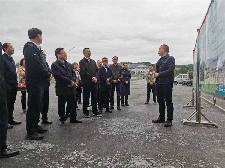 自貢市人大常委會副主任、民建自貢市委主委王孝謙一行考察四川供銷西南冷鏈物流基地