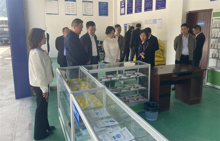 四川省供銷(xiāo)社黨組成員、理事會(huì)副主任、一級(jí)巡視員楊武秀帶隊(duì)到萬(wàn)源調(diào)研集團(tuán)舊院黑雞產(chǎn)業(yè)發(fā)展工作
